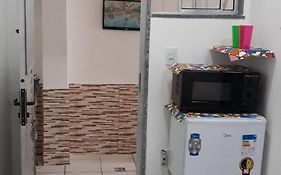 Apto 12 Kitnet pequena NOVA Térreo Ar Cond Microondas Frigobar Tv Banheiro Excelente para 1 pessoa Barato Centro Praia